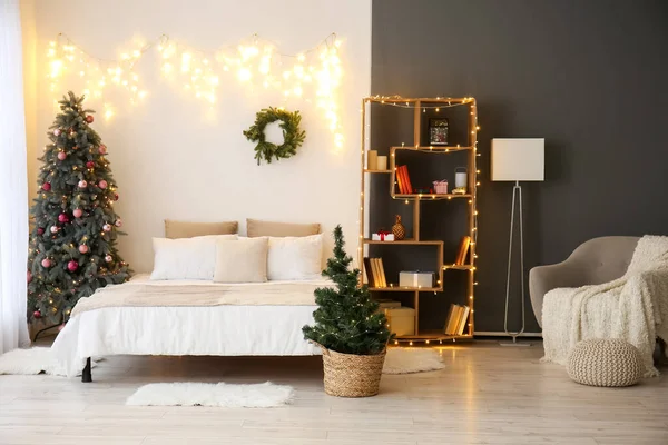 Innenraum Des Schlafzimmers Mit Weihnachtsbäumen Und Leuchtenden Lichtern — Stockfoto