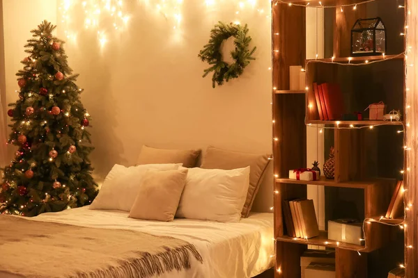 室内有圣诞树 架子和夜间明亮的灯光 — 图库照片