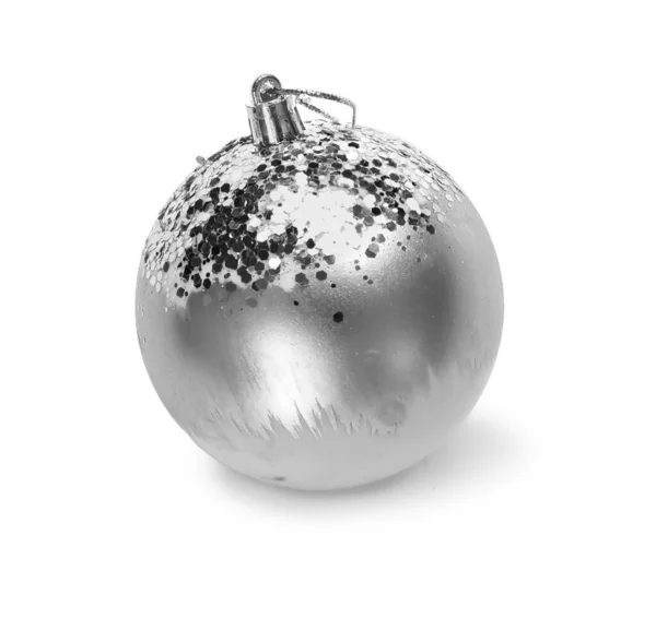 Silberne Weihnachtskugel Isoliert Auf Weißem Hintergrund — Stockfoto