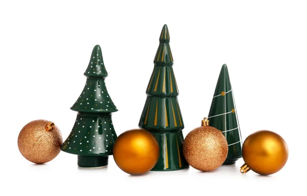 Árvores Natal Cerâmicas Bolas Fundo Branco — Fotografia de Stock