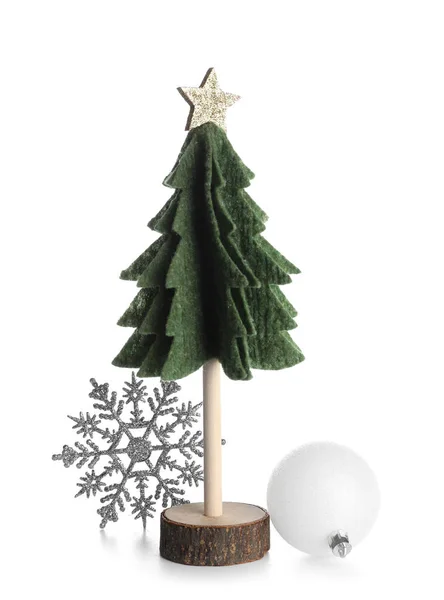 Πιλήματα Χριστουγεννιάτικο Δέντρο Και Διακοσμήσεις Λευκό Φόντο — Φωτογραφία Αρχείου