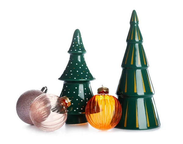 Copaci Crăciun Ceramici Decorațiuni Fundal Alb — Fotografie, imagine de stoc