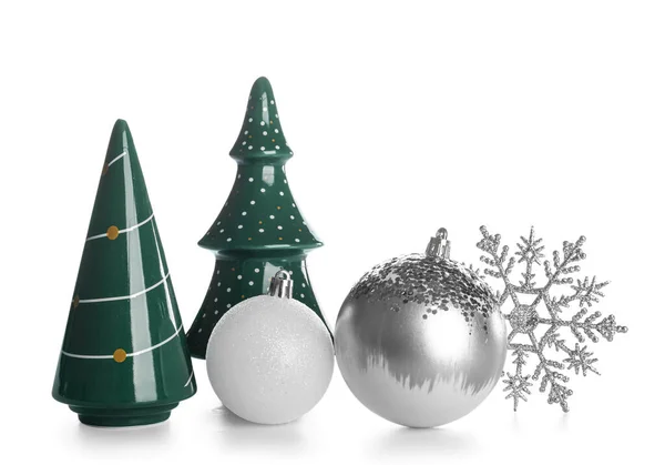 Κεραμικά Χριστουγεννιάτικα Δέντρα Και Διακοσμήσεις Λευκό Φόντο — Φωτογραφία Αρχείου