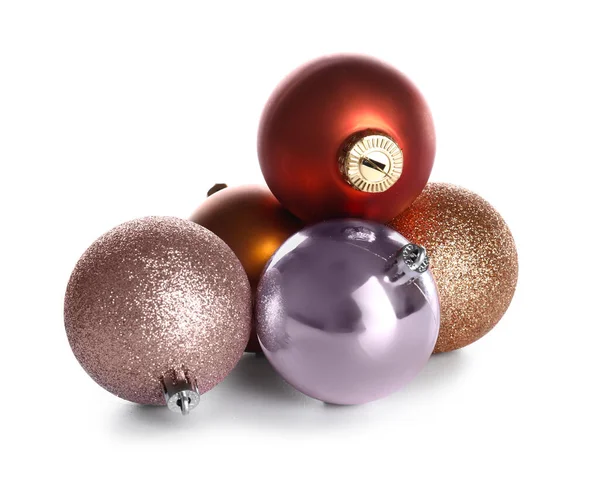 白い背景にスタイリッシュなクリスマスボールのヒープ — ストック写真