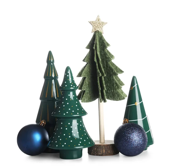 Dekoratif Noel Ağaçları Beyaz Arka Planda Toplar — Stok fotoğraf