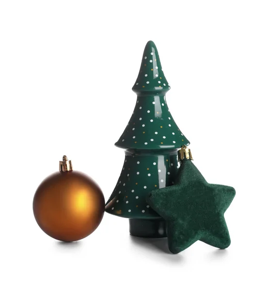 Keramischer Weihnachtsbaum Und Dekorationen Auf Weißem Hintergrund — Stockfoto