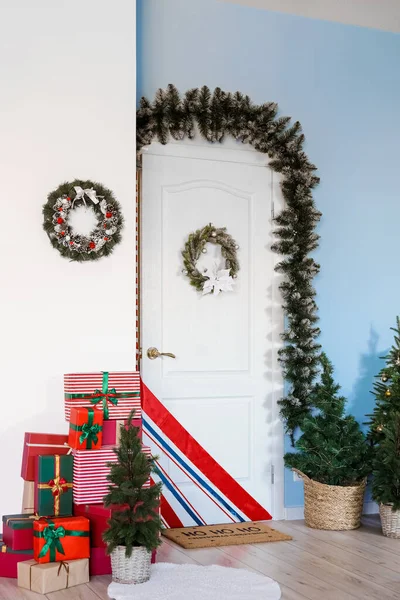 White Door Christmas Wreaths Fir Trees Presents Hall — Stock Photo, Image