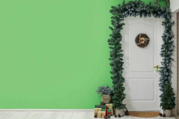 White Door Christmas Wreath Fir Trees Branches Presents Hall — Stock Photo, Image