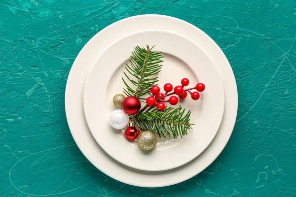 White Plates Christmas Branches Cranberry Balls Green Background — Stock Photo, Image