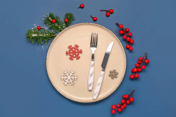 Table Setting Christmas Branches Snowflakes Cranberry Blue Background — Stock Photo, Image