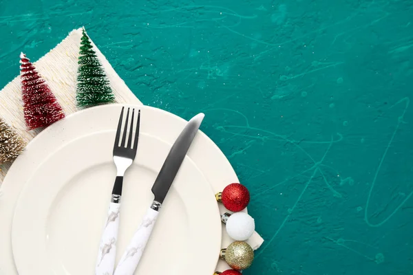 Asztalbeállítás Karácsonyi Labdákkal Fenyőfákkal Zöld Háttéren — Stock Fotó