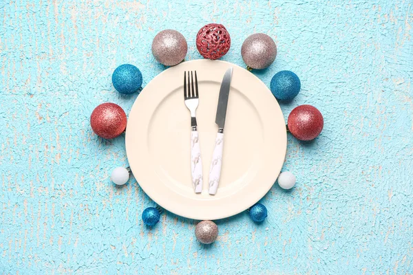 Tischdecke Mit Weihnachtskugeln Auf Blauem Hintergrund — Stockfoto