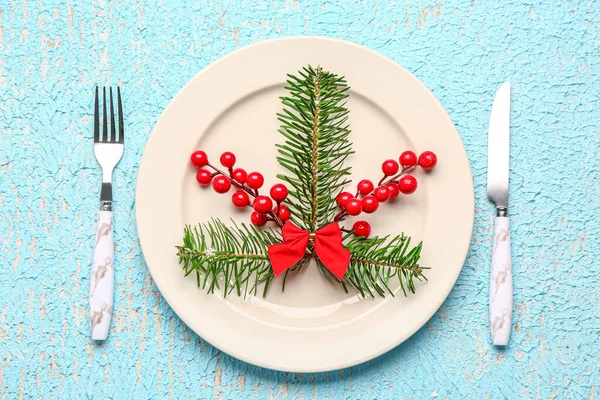 Table Setting Christmas Branches Cranberry Blue Background — Stock Photo, Image