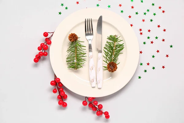 Table Setting Christmas Branches Fir Cones Cranberry Light Background — Stock Photo, Image