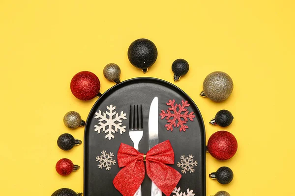 Tischdekoration Mit Weihnachtskugeln Schneeflocken Und Schleife Auf Gelbem Hintergrund — Stockfoto