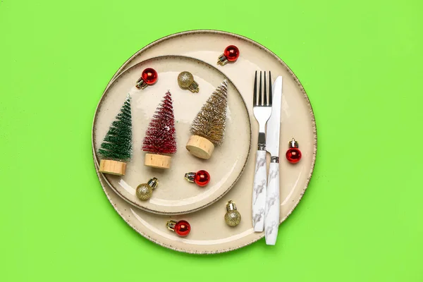 Table Setting Christmas Trees Balls Green Background — Stock Photo, Image