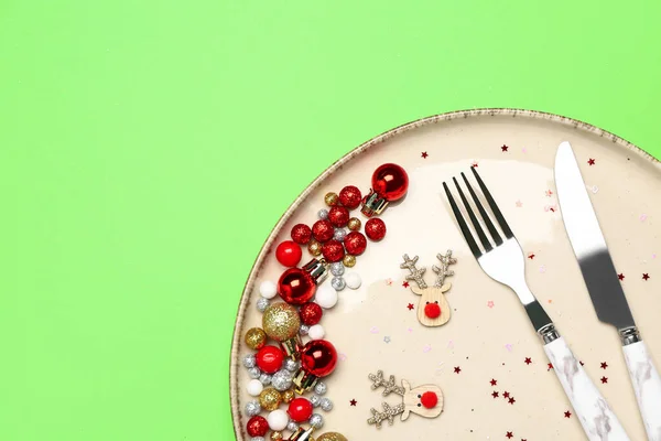 Tischdecke Mit Weihnachtskugeln Und Sternen Auf Grünem Hintergrund — Stockfoto