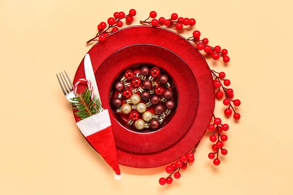 Table Setting Christmas Balls Santa Hat Cranberry Beige Background — Stock Photo, Image