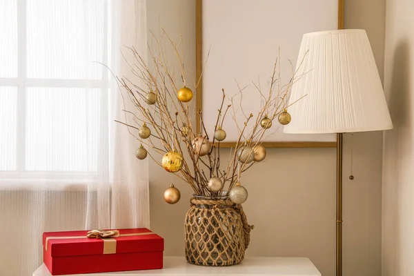 Vaso Com Galhos Árvore Bolas Natal Presente Mesa Sala Estar — Fotografia de Stock