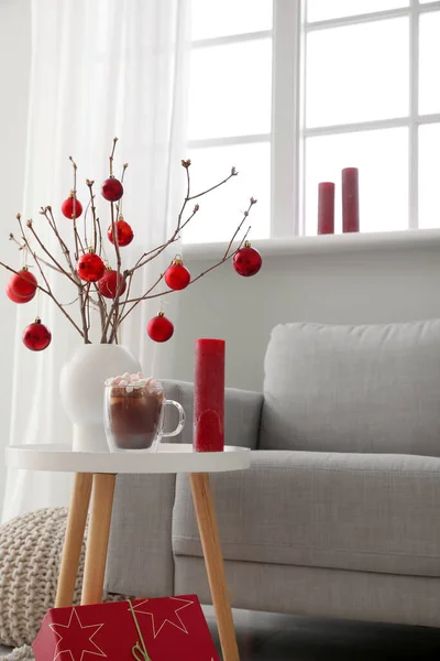 Vaso Com Galhos Árvore Bolas Natal Vela Xícara Cacau Mesa — Fotografia de Stock