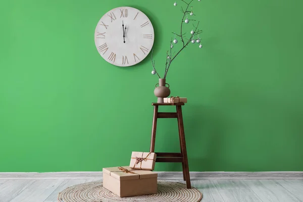 Vase Tree Branches Christmas Balls Gift Table Green Wall — Stock Photo, Image