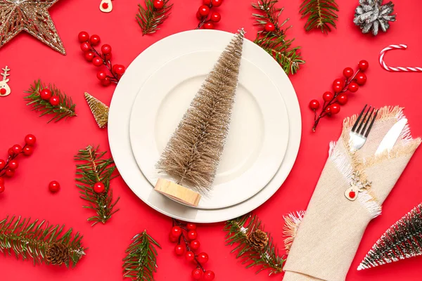 Table Setting Christmas Trees Fir Branches Cranberry Red Background — Stock Photo, Image