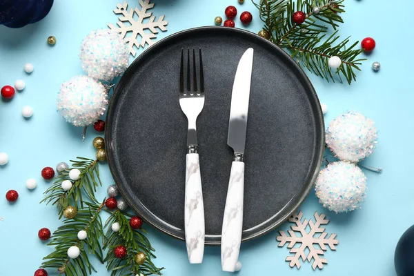 Tischdekoration Mit Weihnachtskugeln Und Tannenzweigen Auf Blauem Hintergrund — Stockfoto