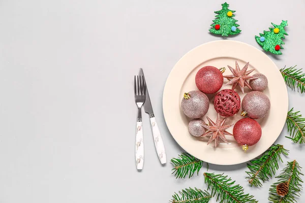 Asztalbeállítás Karácsonyi Labdákkal Fenyőágakkal Szürke Alapon — Stock Fotó