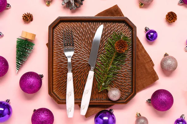 Tischdekoration Mit Weihnachtskugeln Auf Rosa Hintergrund — Stockfoto