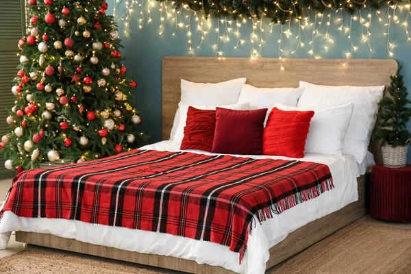 Yatak Odasının Içinde Noel Ağaçları Büyük Bir Yatak Parlayan Işıklar — Stok fotoğraf
