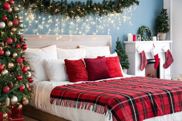 Yatak Odasının Içinde Noel Ağaçları Şömine Parlayan Işıklar Var — Stok fotoğraf