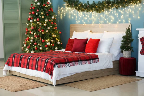 Yatak Odasının Içinde Noel Ağaçları Büyük Bir Yatak Parlayan Işıklar — Stok fotoğraf