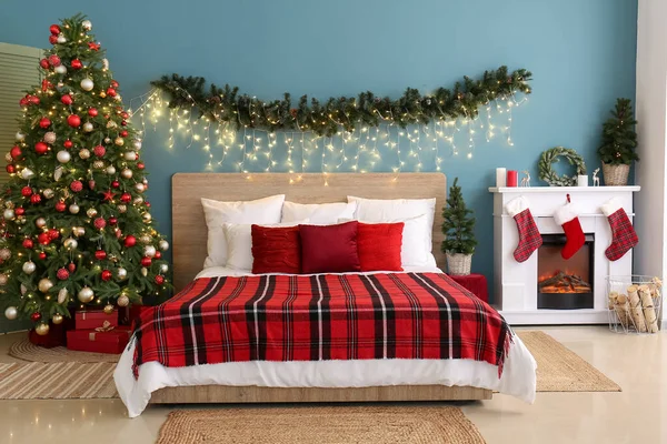 Innenraum Des Schlafzimmers Mit Weihnachtsbäumen Kamin Und Glimmenden Lichtern — Stockfoto