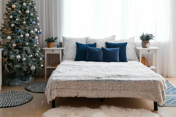 Parlayan Noel Ağacı Masaları Olan Yatak Odasının Içi — Stok fotoğraf
