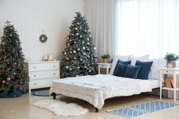 Εσωτερικό Υπνοδωμάτιο Λαμπερά Χριστουγεννιάτικα Δέντρα Συρτάρια Και Τραπέζια — Φωτογραφία Αρχείου