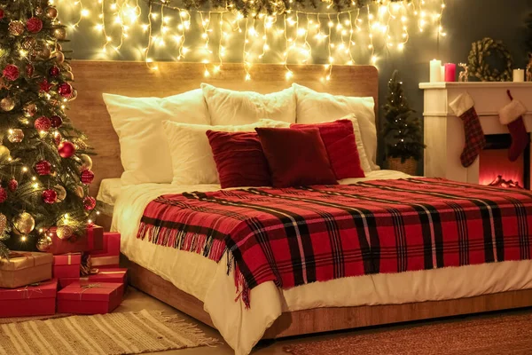 クリスマスツリー 暖炉と夜の輝く照明付きの寝室のインテリア — ストック写真