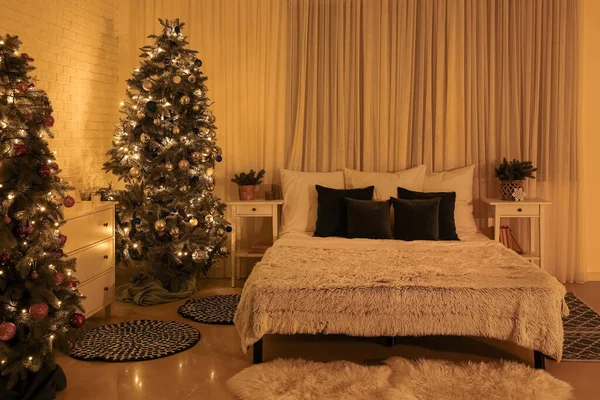 Interieur Van Slaapkamer Met Kerstbomen Tafels Gloeiende Lichten Nachts — Stockfoto