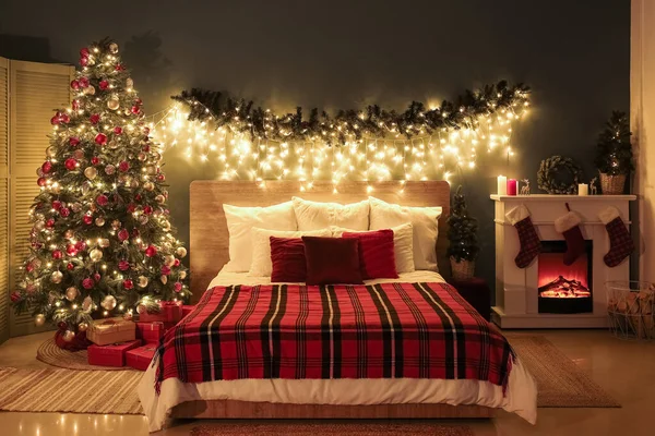 Interior Quarto Com Árvore Natal Lareira Luzes Brilhantes Noite — Fotografia de Stock
