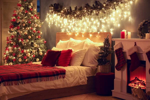 Hálószoba Belseje Karácsonyfával Kandallóval Világító Fényekkel Éjszaka — Stock Fotó