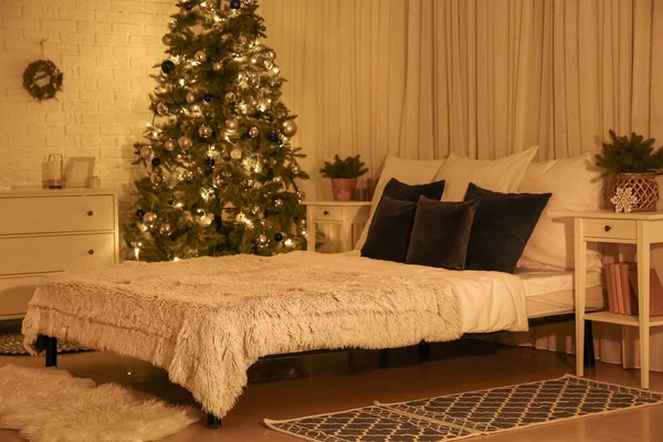 Interieur Van Slaapkamer Met Kerstboom Tafels Gloeiende Lichten Nachts — Stockfoto