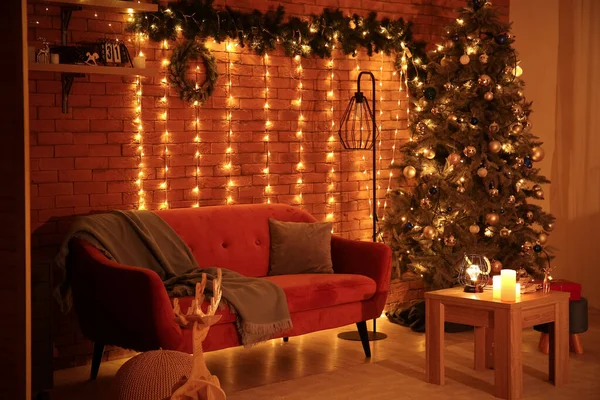 Interior Sala Estar Com Árvore Natal Sofá Luzes Brilhantes Noite — Fotografia de Stock