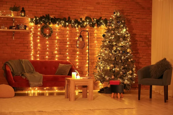 Interior Sala Estar Com Árvore Natal Sofá Luzes Brilhantes Noite — Fotografia de Stock