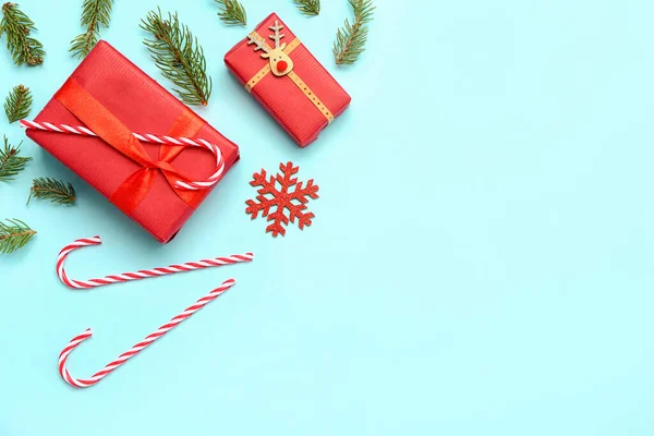 圣诞礼品盒 装有糖果手杖和蓝色背景的冷杉枝条 — 图库照片