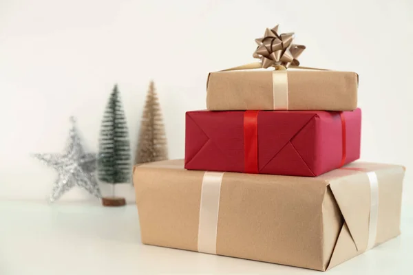 Χριστουγεννιάτικα Κουτιά Δώρων Στο Φως Φόντο Closeup — Φωτογραφία Αρχείου