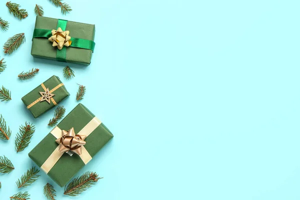 크리스마스 상자에 파란색 배경에 전나무 가지가 크리스마스 — 스톡 사진