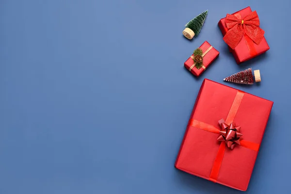 Cajas Regalo Con Árboles Navidad Sobre Fondo Azul —  Fotos de Stock