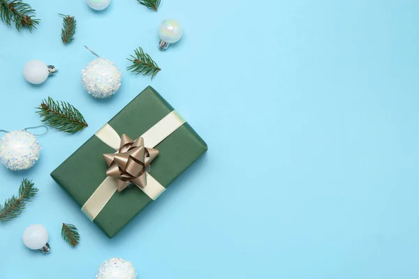 Vánoční Dárková Krabice Kuličkami Jedlovými Větvemi Modrém Pozadí — Stock fotografie