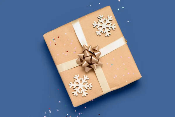 Świąteczne Pudełko Cekinami Niebieskim Tle — Zdjęcie stockowe