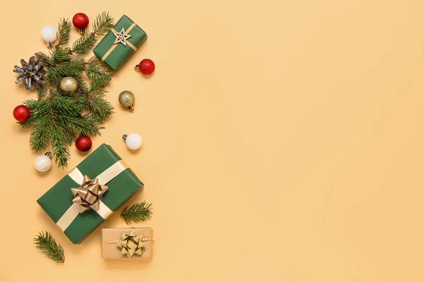 ベージュの背景にボールとモミの枝を持つクリスマスギフトボックス — ストック写真