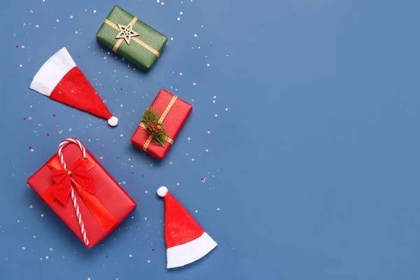 Vánoční Dárkové Krabice Klobouky Santa Modrém Pozadí — Stock fotografie